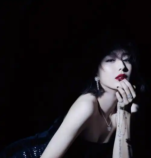 佟丽娅珠宝大片新鲜出炉热焰红唇大秀魔鬼身材