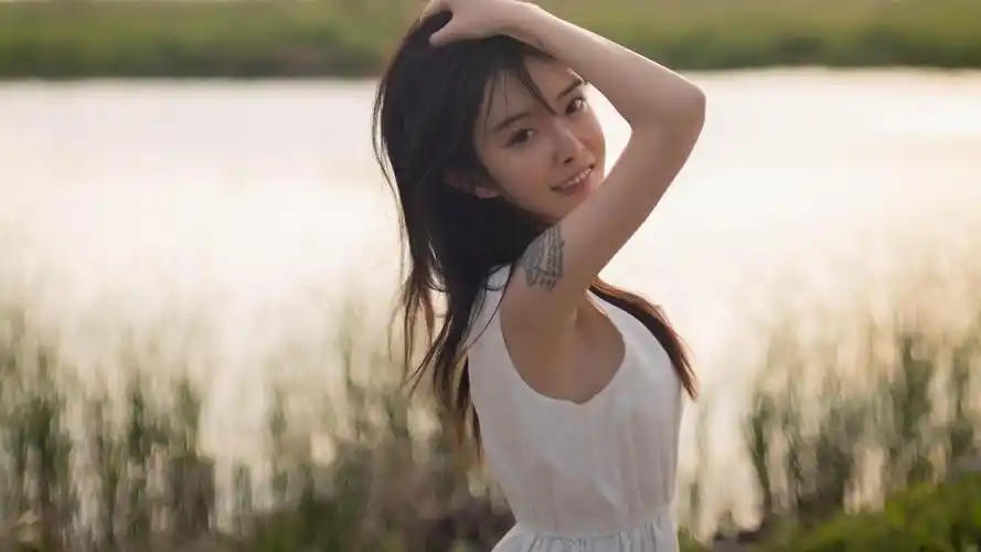 清新漂亮纹身美女