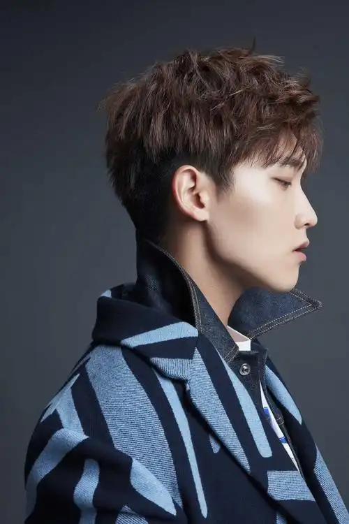 邢昭林曝全新写真暖萌冷峻两种风格切换自如