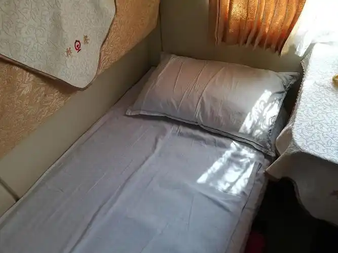 2019731火车软卧卧铺车厢内景18p