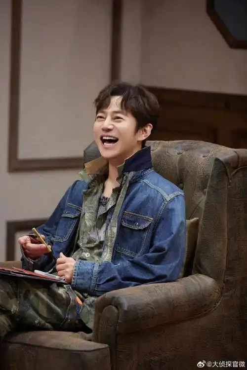 【#大侦探9新春接福#超前聚会高清剧照】之@何炅:  冷静观察全局,一切