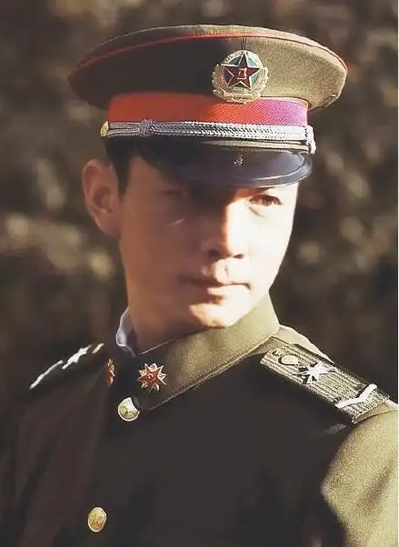 邢佳栋年轻时好帅照片他和王茂蕾长的好像对比