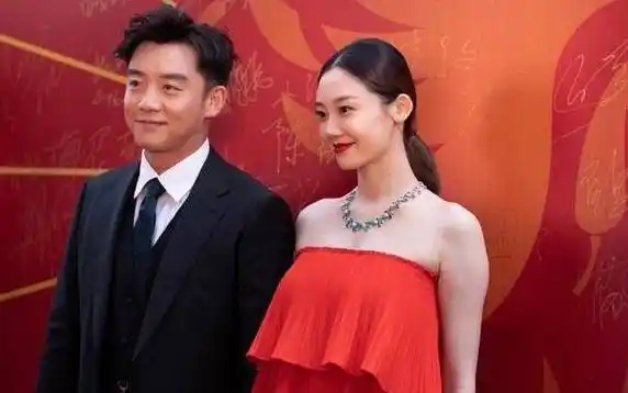 设计的火锅店被郑恺刚开张的火锅店"抄袭",,他还和老婆苗苗一同现身宣