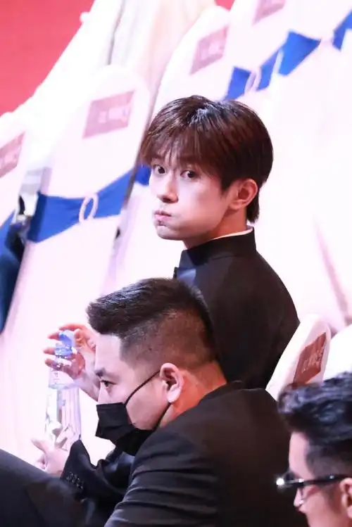 易烊千玺芭莎台下镜头##易烊千玺电影小小的我