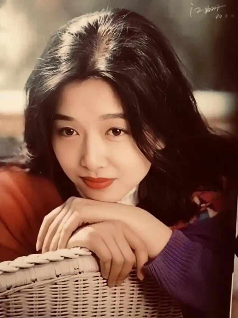 江珊 #年轻时的盛世美颜 她的美是那样的惹人怜爱,清纯,秀 - 抖音