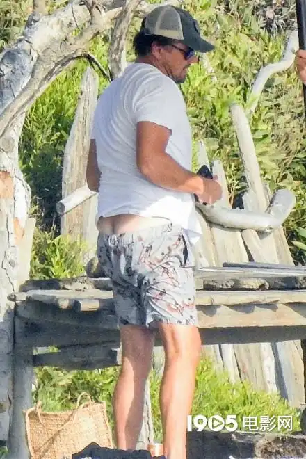 小李子海边度假半露玉腚身材发福又变回油腻大叔