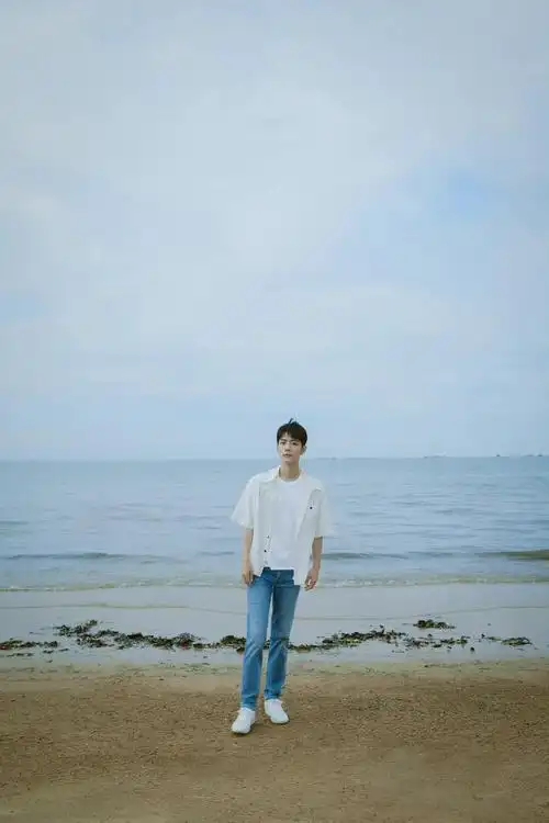 肖战新鲜大海氧气感写真来啦 海边的白衬衫少年