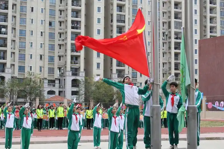 程序二:升国旗,全体奏唱国歌