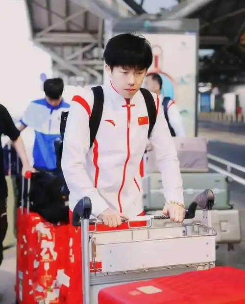 国乒开启亚运之旅,孙颖莎显孤单,王楚钦成了显眼包_机场_莎莎_指导