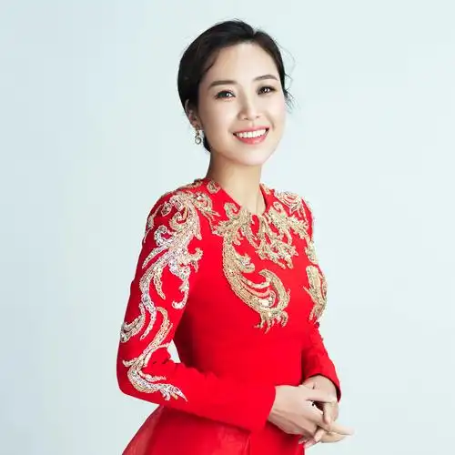 回顾歌手云朵本是餐厅服务员18岁后拜师刀郎与师傅情同父女