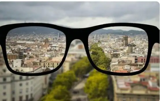 近视眼中的"世界"是怎样的?看完这个,明白朋友为啥不打招呼