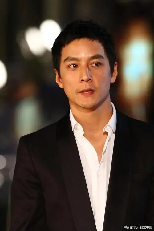 可以这么说,一提到吴彦祖,无人不知无人不晓,他不仅有一身帅气,俊郎