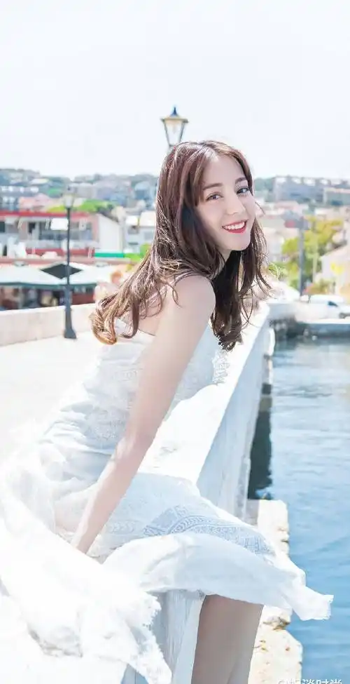 迪丽热巴"初恋裙"海边写真照流出,清新可人,身材凹凸有致,堪称男生