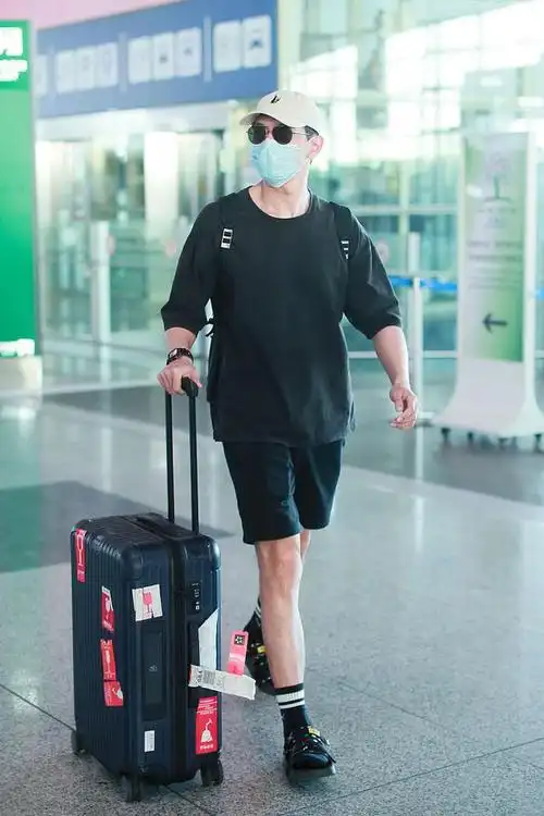 2020年5月20日,北京,李现现身机场.