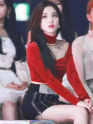 金智秀"方向盘"发型太奇葩!还好有红衣造型拯救她,有点飒了