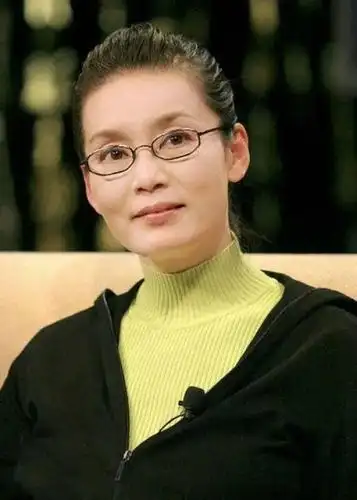 潘虹好歹也65岁了,裸妆脸皱纹都不明显,气质看着更是年轻!