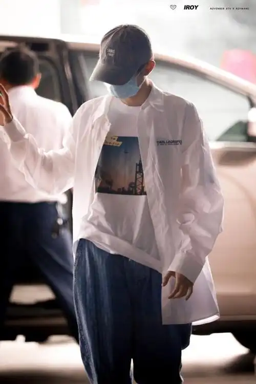 王源的私服look:日落街头景象印花短袖搭配条纹抽绳牛仔裤,休闲穿搭看