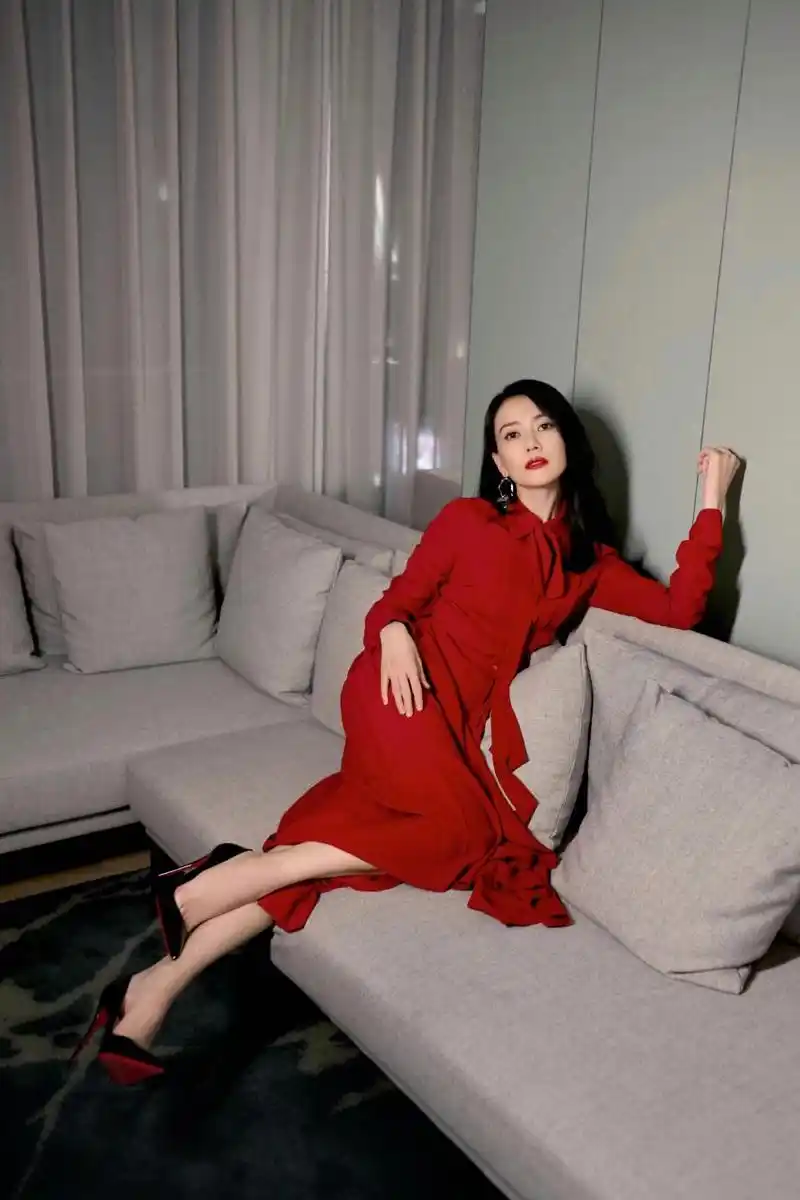 高圆圆  高跟凉鞋美腿