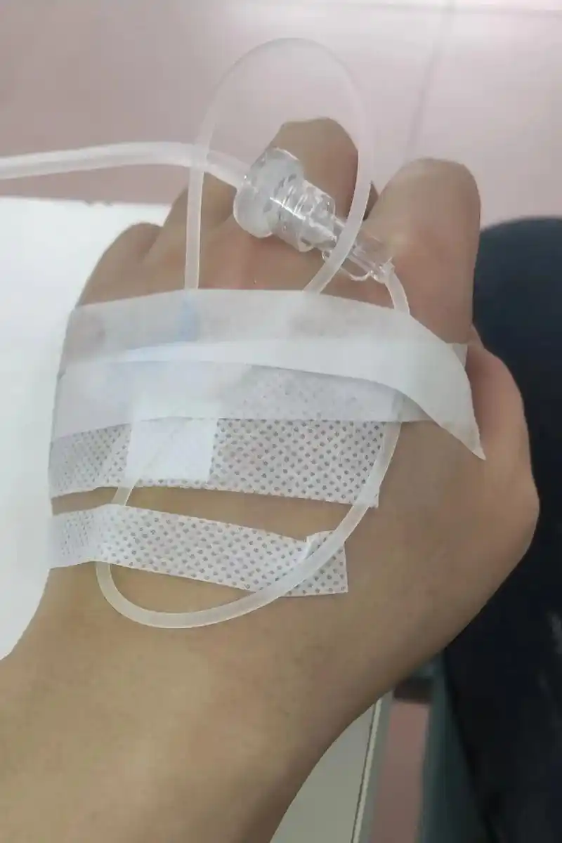 药解决不了的事,用吊瓶来解决,最终还是没能熬住 跑来挂针吊瓶 - 抖音