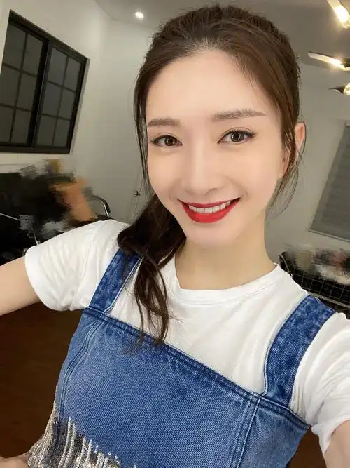 江疏影红唇甜美笑容自拍写真640x1136分辨率查看