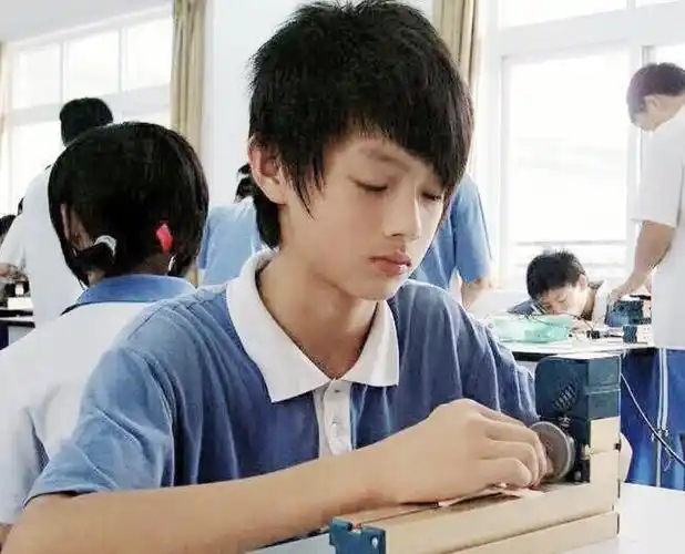 许凯大学时期堪称校草网友扒出小学照说颜值巅峰都不过分