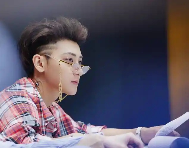 创三的教练一个比一个会穿,黄子韬换上蓝色西装,比穿潮装还吸睛_衬衫