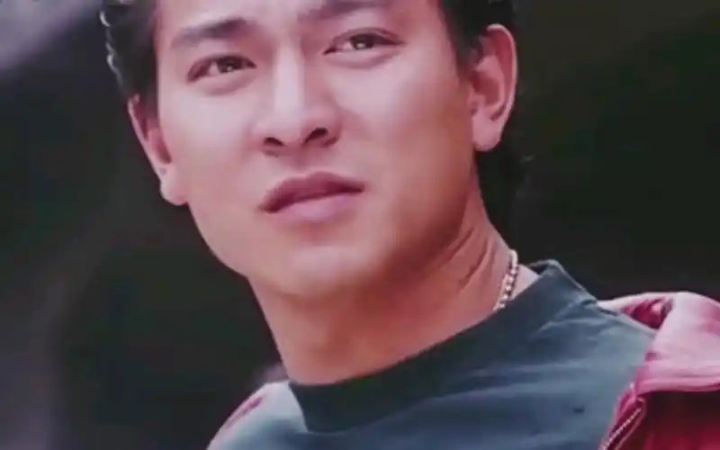 刘德华《十七岁》,年轻的华仔依然帅气,岁月无情,时光流逝