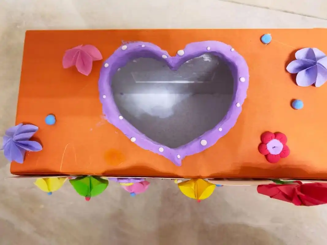 材料 :牛奶箱,马克笔,圆形的彩纸直径6.5cm, 胶水,a4彩纸,双面胶.