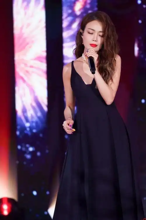 2021时尚芭莎慈善晚宴在深圳举行