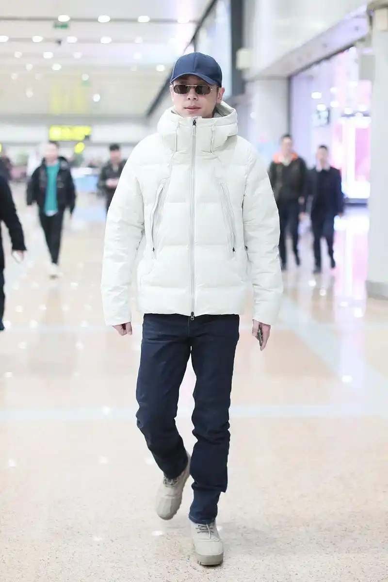 朱亚文街拍:白色羽绒服牛仔裤厚底鞋清爽干净