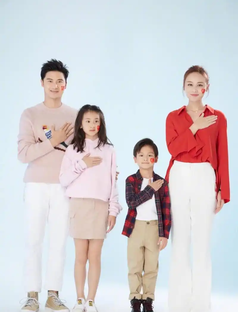 田亮晒全家福庆祝43岁生日 一家四口开心灿笑温馨十足 并温情写道:"