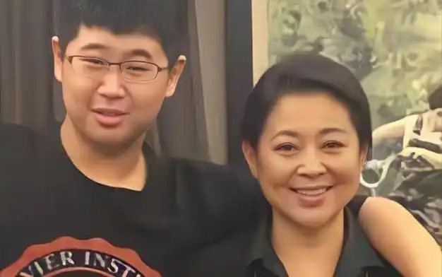 倪萍的儿子虎子今年24岁了,但是她还是觉得孩子还小,没有一份可以安家