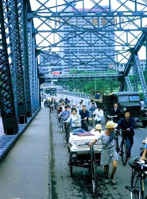 走过我们的七十年代:中国老照片典藏   50图