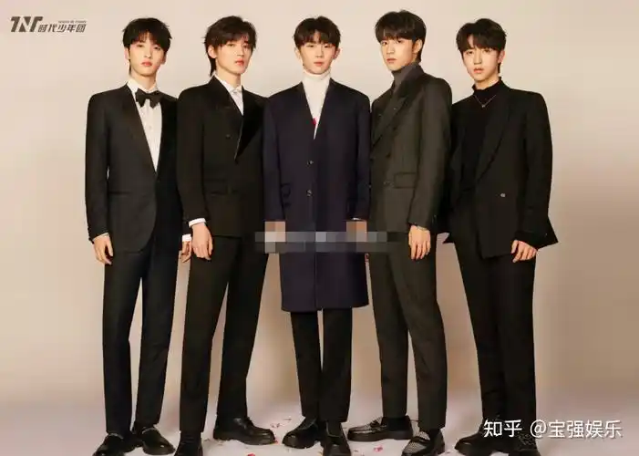 tmea盛典红毯周深闪亮西装亮相蔡徐坤狂野时代少年团造型雅致