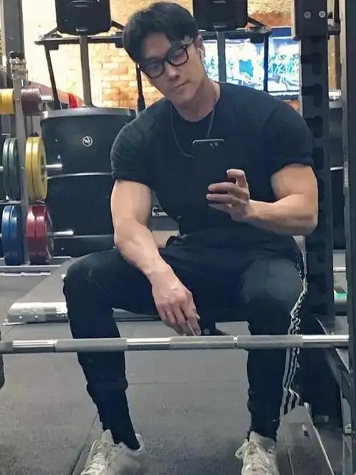 小李子和22岁火辣女友泡澡,形象崩塌,网友:这肉体太辣眼睛了吧