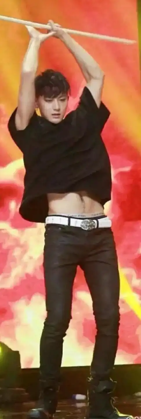 看看他们的腹肌就知道了!