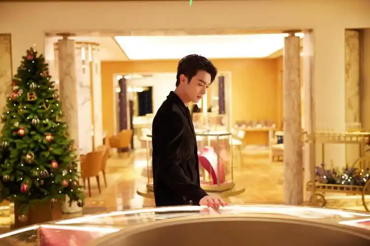 许凯时尚品牌圣诞活动写真黑西装秀胸肌荷尔蒙满满