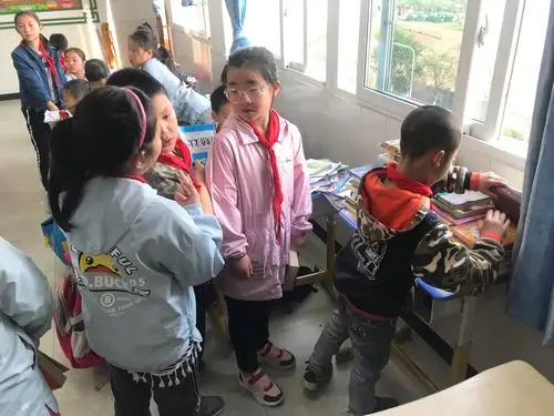 下课铃一响,我们在教室的读书角争前恐后地借阅书籍.