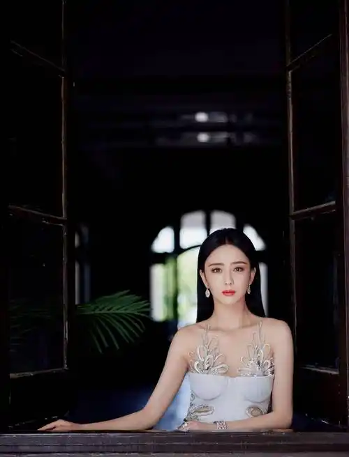 佟丽娅白色连衣裙礼服优雅写真