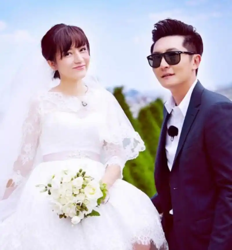 有一次,郭京飞跟鲍莉吵架,刚上车,郭京飞一拳头就把车上的显示屏打碎