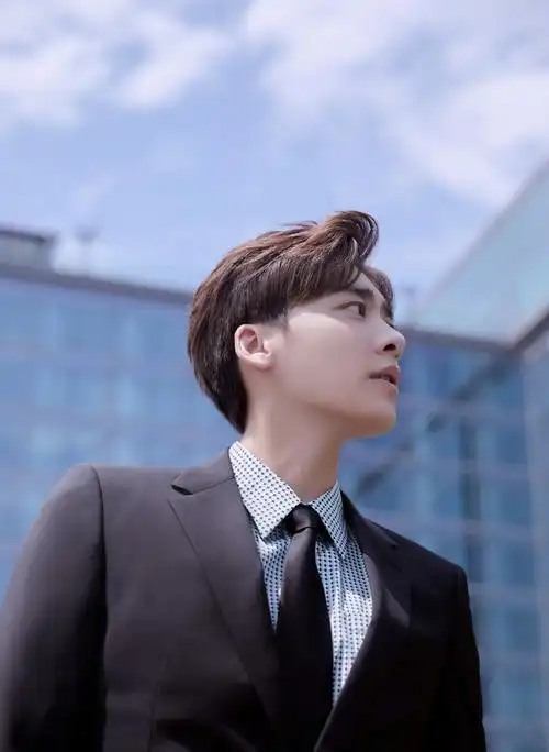 [消息]李易峰出席浙江卫视2021春季大片沟通会 现场带货喊话式安利