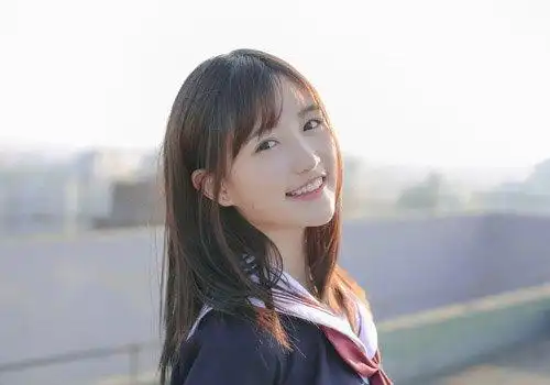 瓜子脸女生斜刘海中长发发型