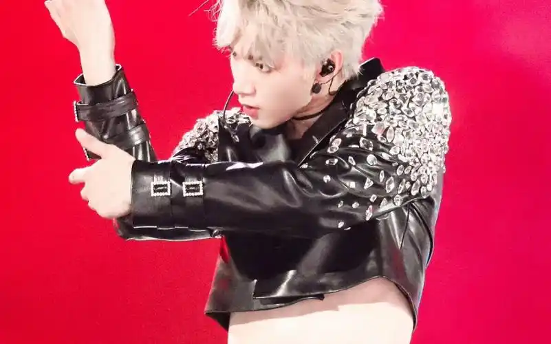 刘耀文露脐装直拍!好腰好烧好魅惑