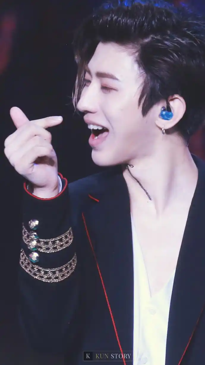 蔡徐坤用手比心真的好可爱,嘴唇看起来有点干,记得多喝水!