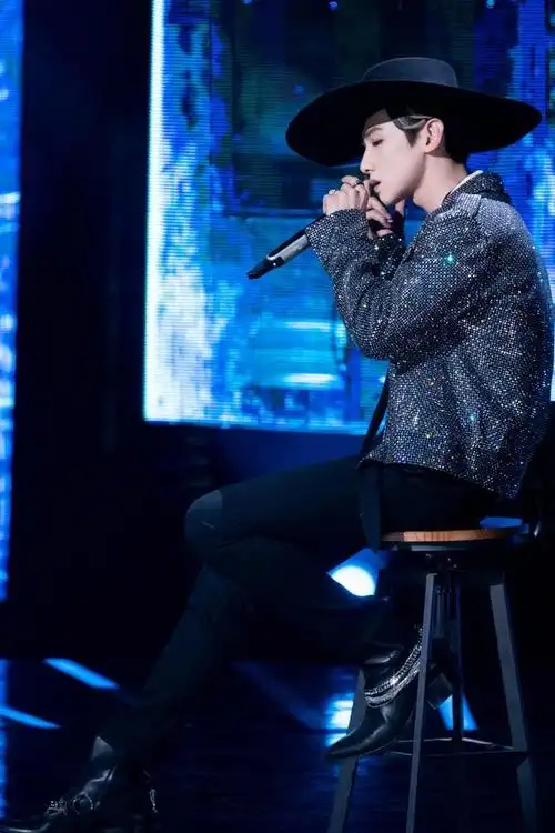 组图:白敬亭泪痣妆回归明侦魅力十足 钻石西装配礼帽贵气绅士