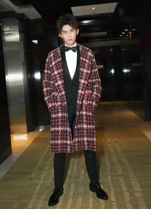 列表查看 大图 全屏观看 6 / 6 29日晚,吴磊受邀出席时尚活动,一身