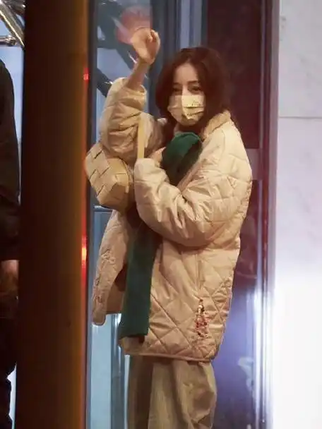 迪丽热巴超话#迪丽热巴利剑玫瑰#  240227 sha 01  "被这样看着 好