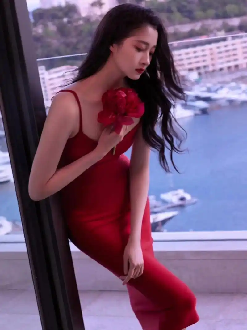 关晓彤-红色吊带裙