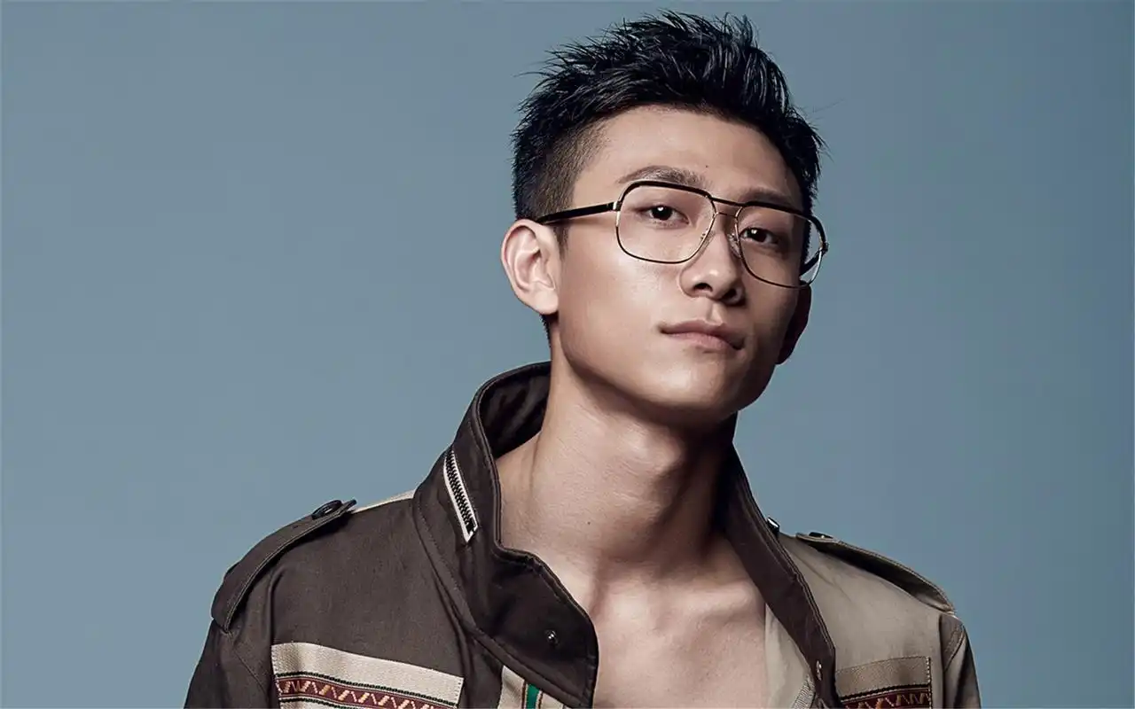 首页 桌面壁纸 余罪张一山帅气时尚写真电脑壁纸上一张下一张查看原图