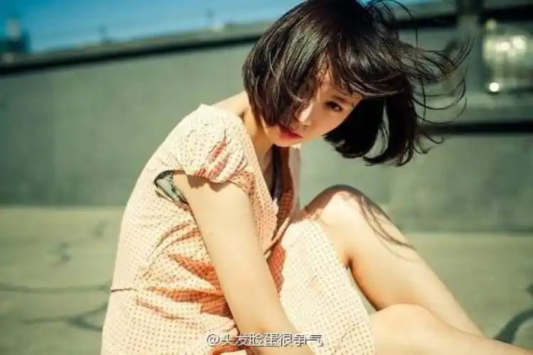 美丽女生头像壁纸 可爱短发